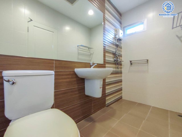 *****บ้านเดี่ยวมือสองนนทบุรี หลังมุม! ม.ไลฟ์บางกอกบูเลอวาร์ด ราชพฤกษ์-รัตนาธิเบศร์ บ้านสวยสไตล์โมเดิร์น แบรนด์ SC ASSET* ตกแต่งบิ้วท์อินพร้อมอยู่ เนื้อที่ 70.90 ตร.ว. ฟังก์ชัน 3 ห้องนอน 4 ห้องน้ำ แถมแอร์ 5 เครื่อง! บนทำเลเมือง สิ่งอำนวยความสะดวกครบครัน ใกล้สถานีรถไฟฟ้าสายสีม่วง "บางรักน้อยท่าอิฐ"...